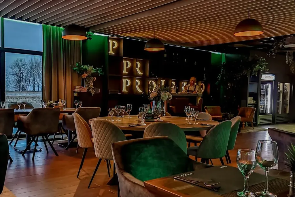 Unutrašnjost restorana Projekt 9 na Dravi, Osijek